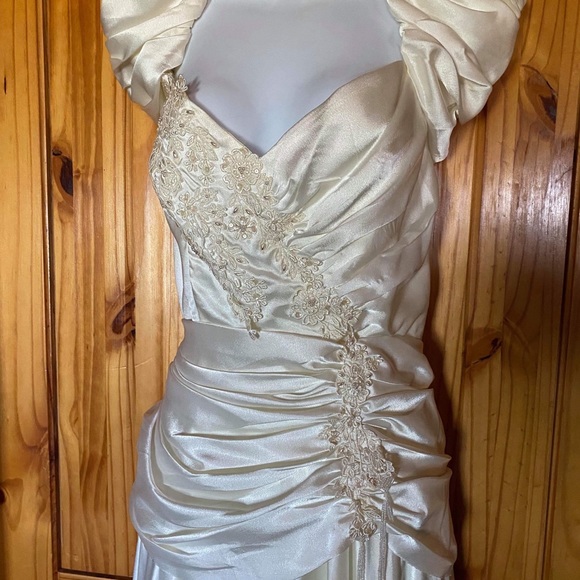 Vintage Wedding Dress - Picture 3 of 16